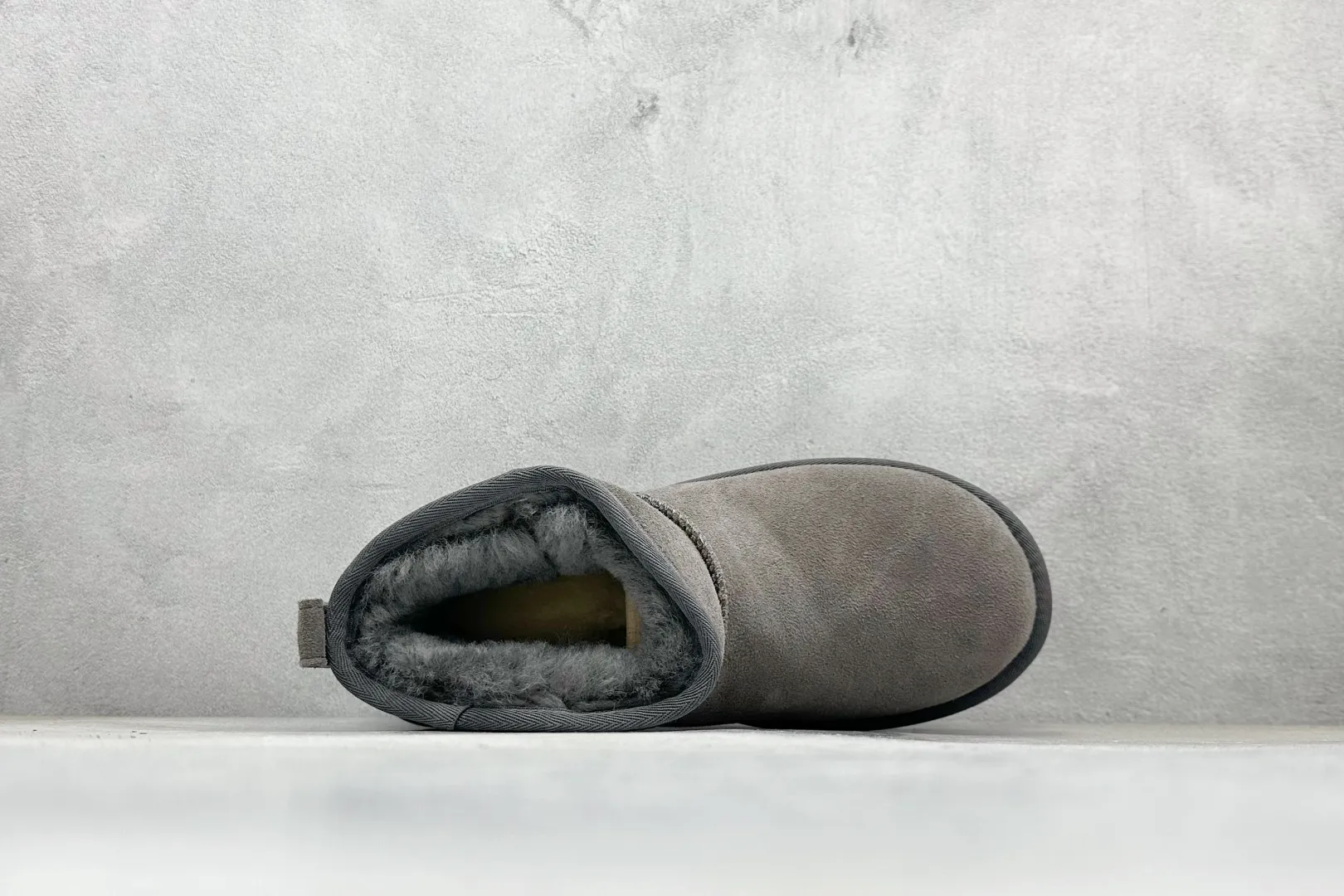 🐲💰 520 supports store placement. The top version on the market is UGG sheepskin snow boots. Mini thick-soled short-tube 5cm. Xiaohongshu’s hot model. Produced by a major foreign trade factory in Guangzhou. Genuine sheepskin from toe to insole. Independent outer box packaging. Chip. Waterproof technology. Different from any version on the market. 5cm thick sole. Independent original development of outsole. Cashmere insole. Keep warm in winter. It is a very suitable choice for home use. In the new year, uug launches a style series. Partly catered to the preferences of young consumers, it has also moved to the forefront of fashion trends. Shoe body material: water-repellent coated suede upper, 17 mm UGGPURE™ implanted wool insole, lightweight non-slip comfortable rubber outsole, brand LOGO trademark, complete package, item number: 1135092, size: 35 36 37 38 39 40